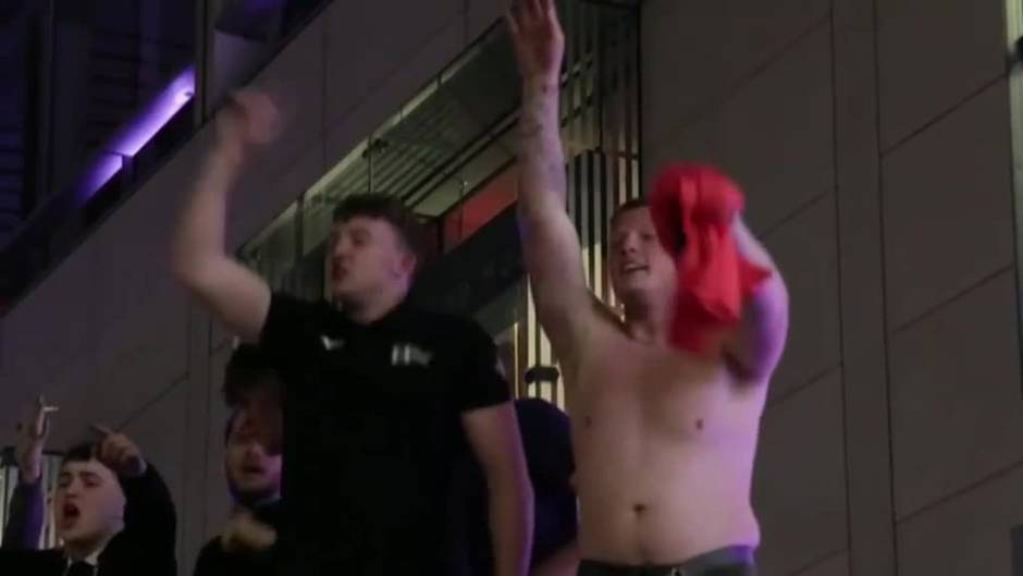 Los aficionados del Chelsea celebran la victoria de su equipo en la Champions League