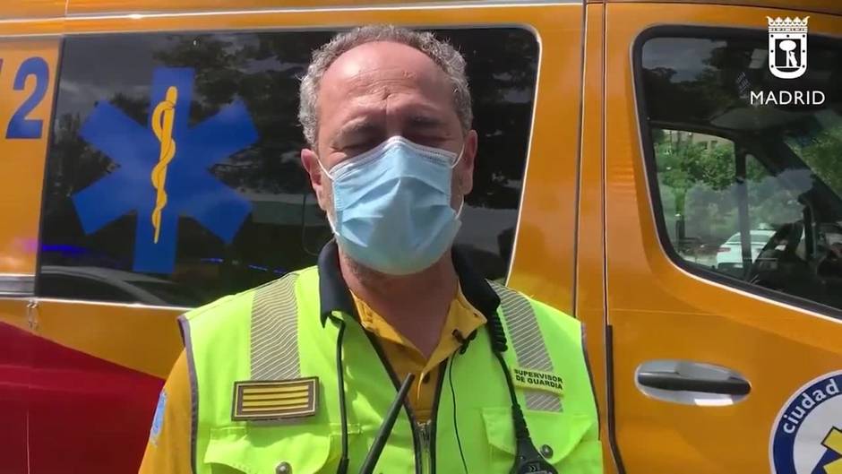 Un vehículo choca contra 3 coches, causando importantes destrozos