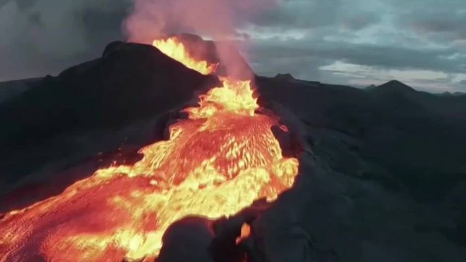 Espectaculares imágenes de un dron que sobrevuela un volcán islandés en erupción