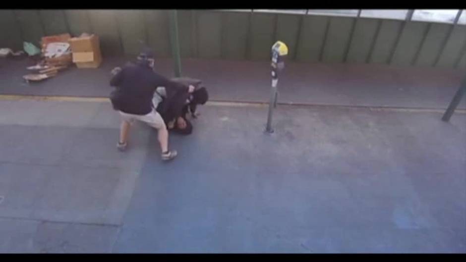 Un sin techo se enfrenta a una agente de policía en San Francisco