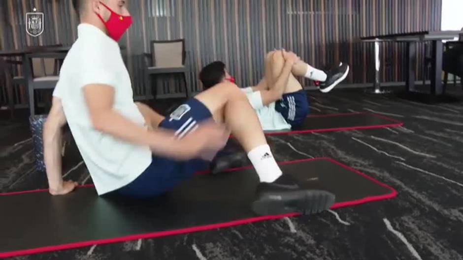 Estiramientos antes de la semifinal de la Eurocopa sub 21