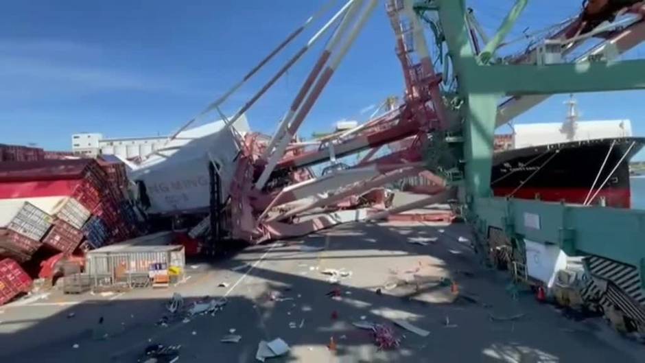 Una grúa se desploma en un puerto de Taiwán