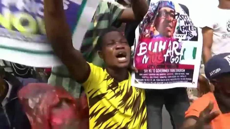 La Policía nigeriana dispara gases lacrimógenos y detiene a varios manifestantes el Día de la Democracia