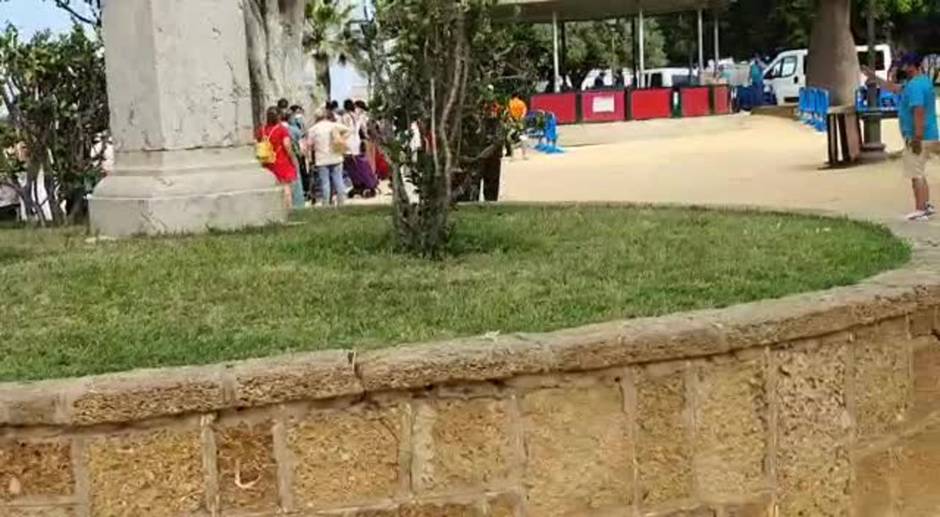 Donación de alimentos entre las familias gaditanas más necesitadas en el parque Genovés