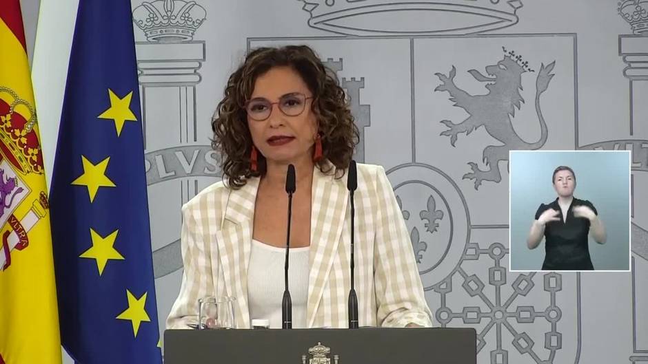 Montero considera que España necesita "normalidad" para generar confianza a los inversores