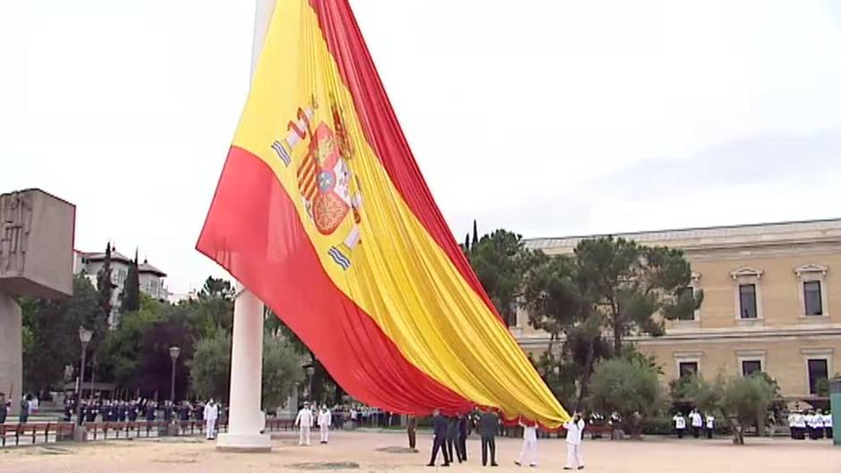 Izado solemne de la bandera para celebrar el séptimo aniversario de la proclamación de Felipe VI