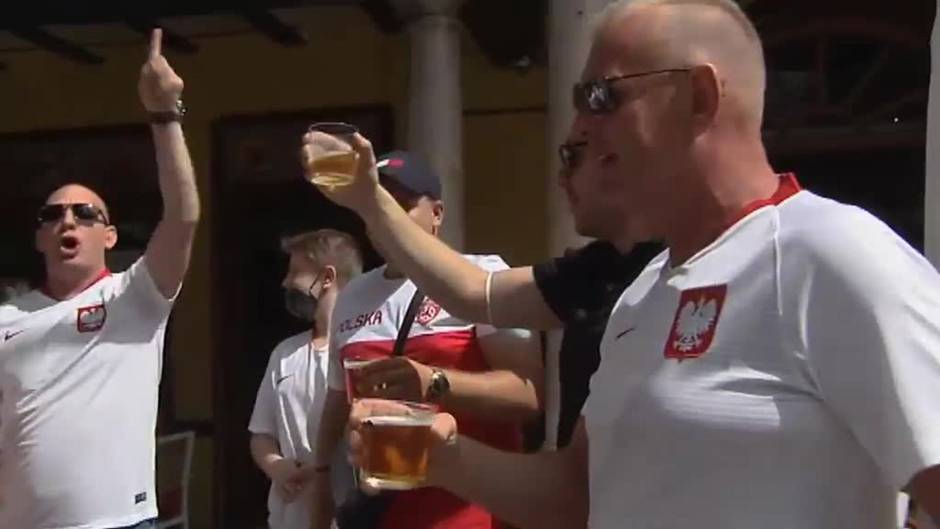 Sevilla se tiñe de rojo para ver a la selección contra Polonia