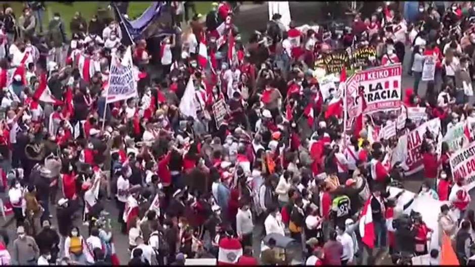Miles de peruanos exigen en las calles que Pedro Castillo sea ya investido presidente