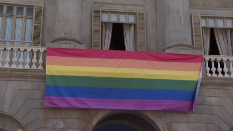 La bandera del Orgullo LGTBi ya ondea en Barcelona