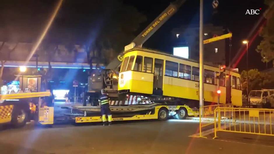 Retiran el tranvía de San Martín de Porres en Triana para restaurarlo