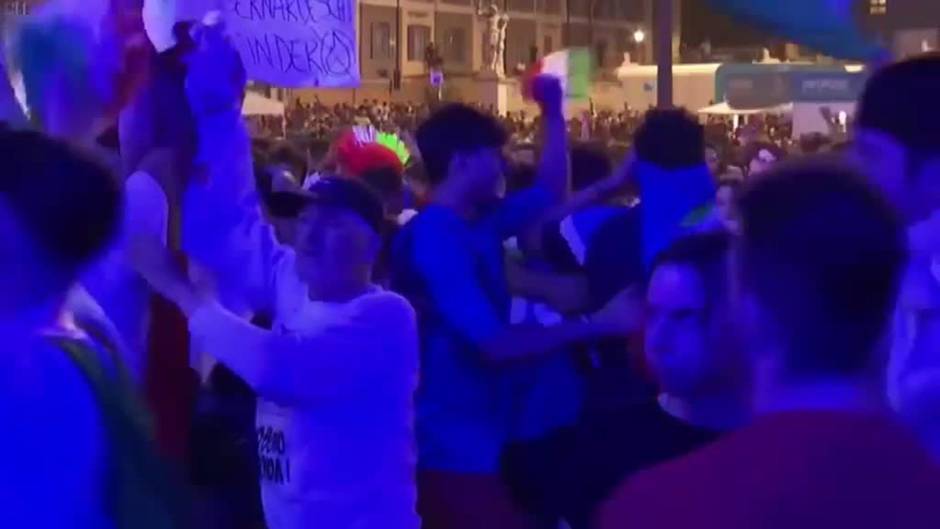 Miles de fans italianos celebran en Roma el pase a semifinales de la Eurocopa