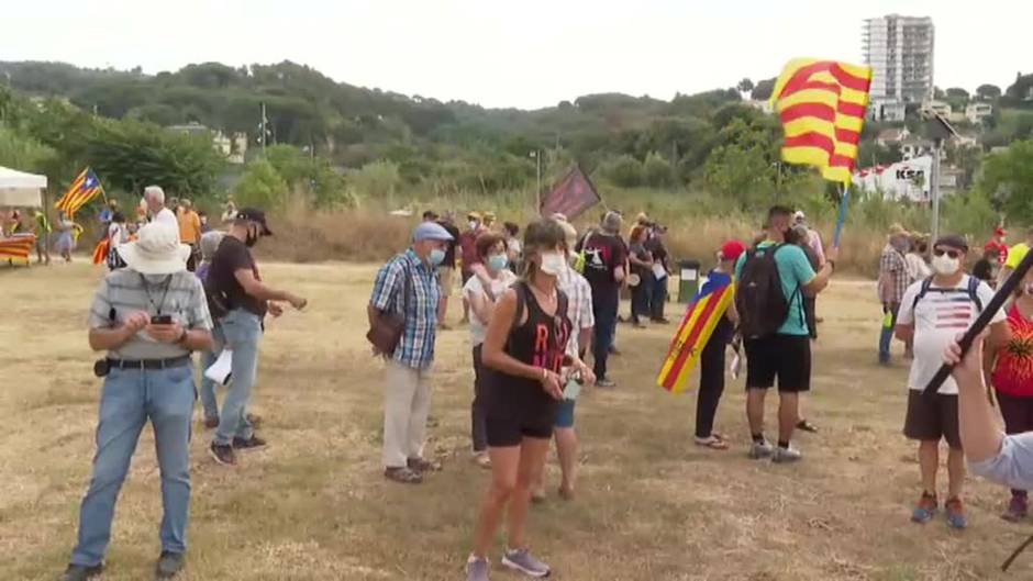 Medio centenar de personas participan en una concentración independentista en Arenys de Munt