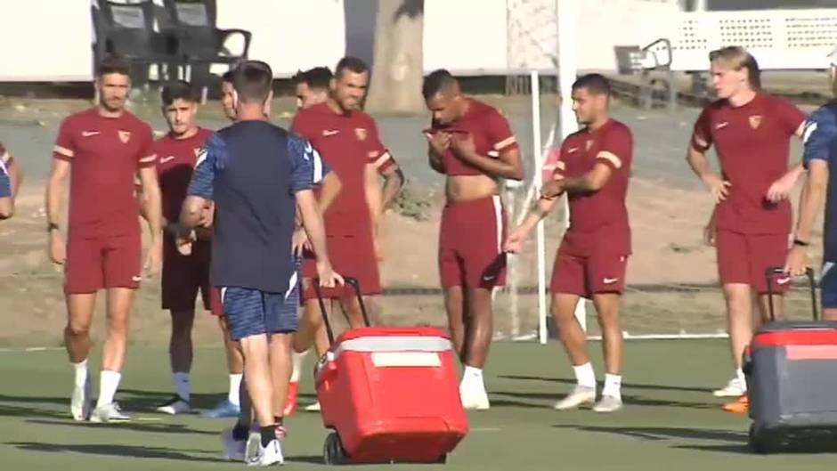 El intenso calor protagoniza el entrenamiento del Sevilla FC