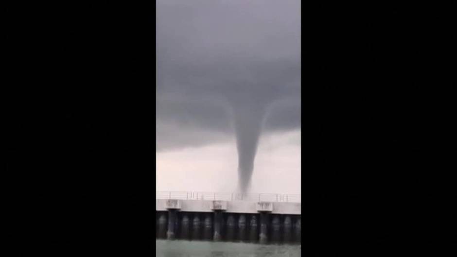 Graban un impresionante torbellino de agua junto a la costa de Singapur