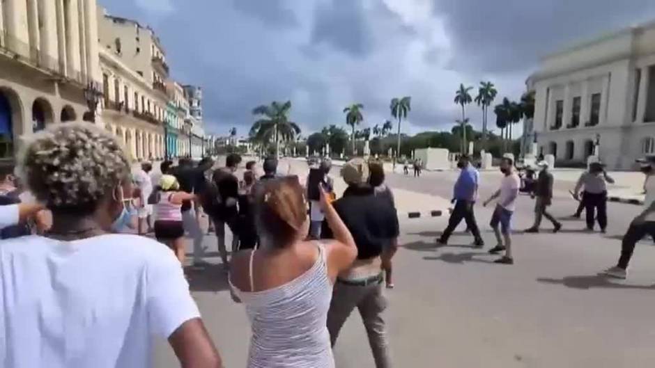 Cientos de personas salen a la calle en Cuba a protestar contra al Gobierno