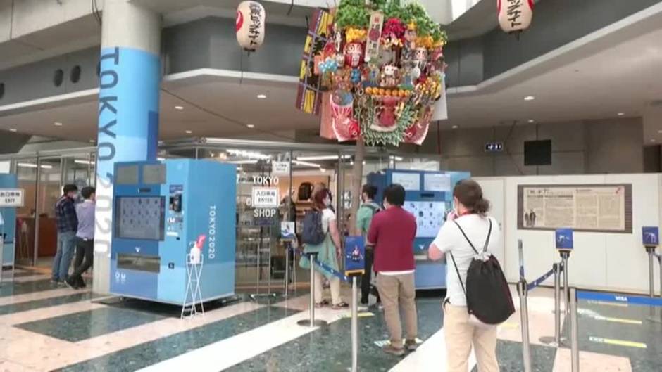 Tokyo facilita la compra de souvenirs de las Olimpiadas en máquinas expendedoras para evitar colas en las tiendas