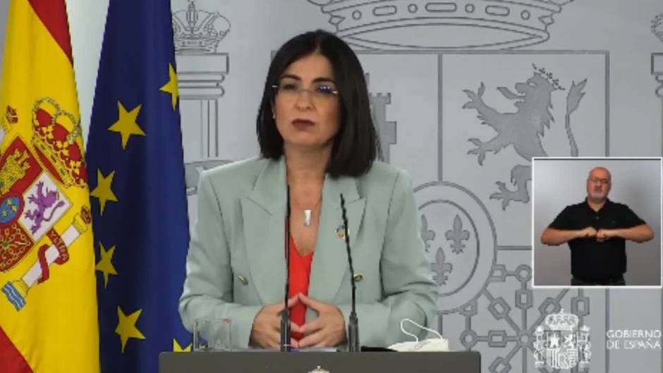 Darias avisa de que "no se pueden descartar" casos graves en jóvenes