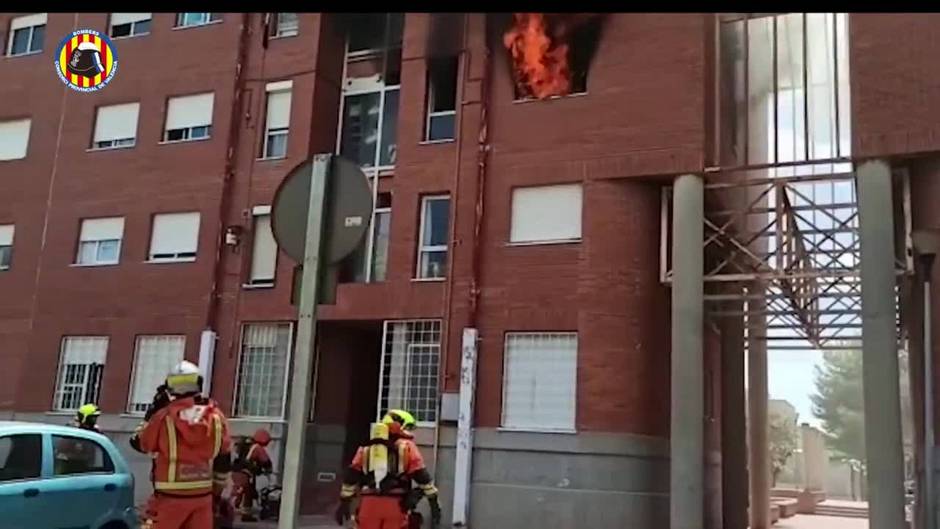 Los bomberos extinguen un incendio en una vivienda de Paterna
