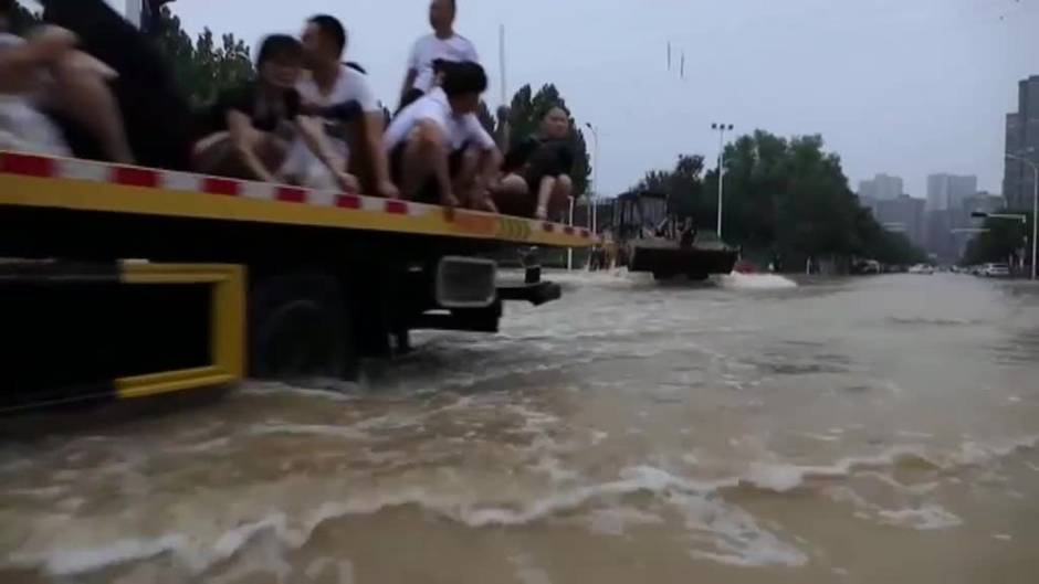 Las muertes por las inundaciones en China aumentan a 56