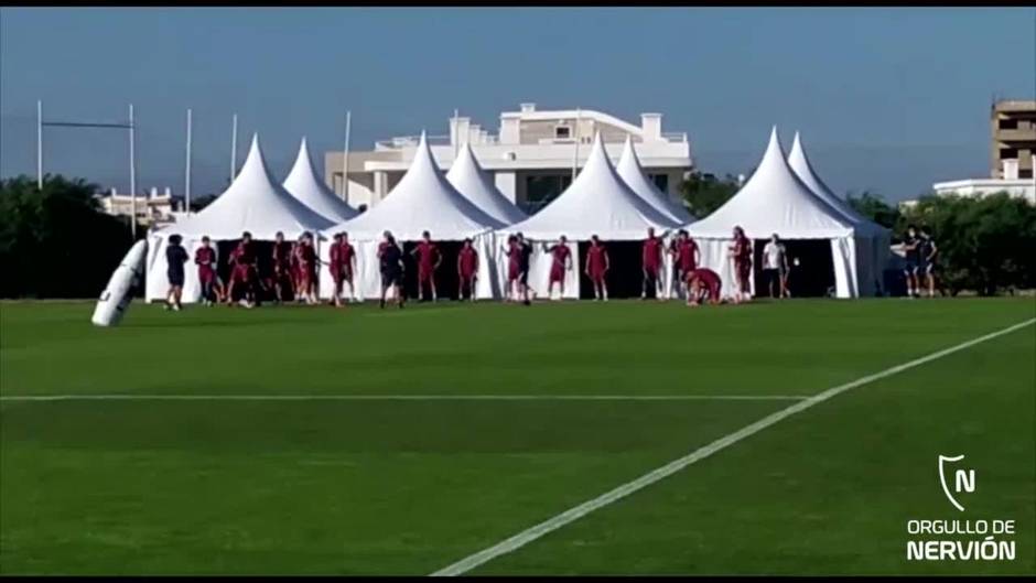 Primer entrenamiento del Sevilla en Lagos sin Óliver Torres