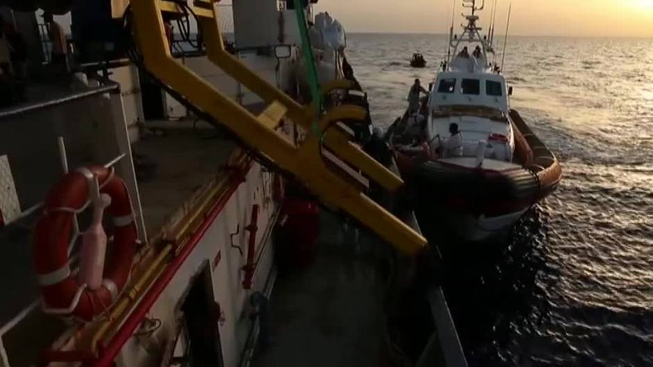 Rescatadas en el Mediterráneo un centenar de migrantes, algunos con quemaduras tras arder la embarcación