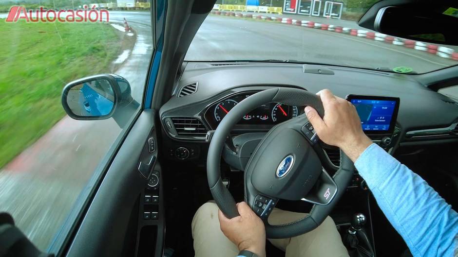 Así se colocan las manos en el volante