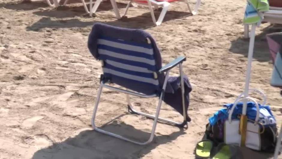 Retiran sombrillas de las playas