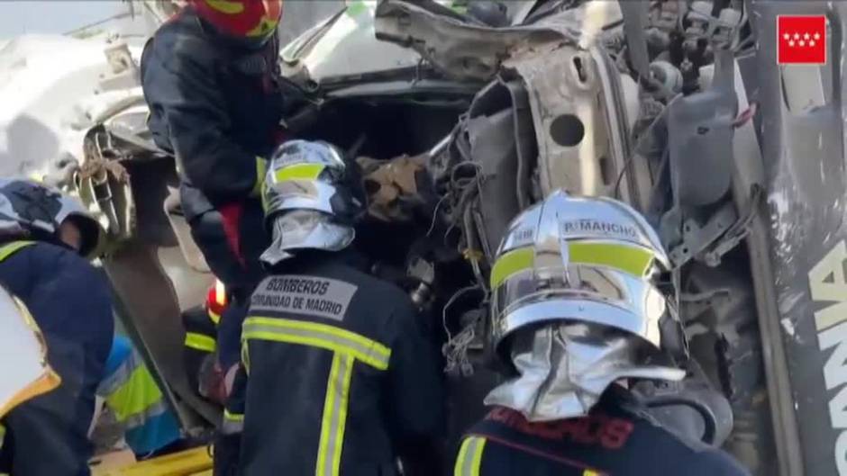 Una hormigonera vuelca sobre un turismo en la A-3, en Madrid