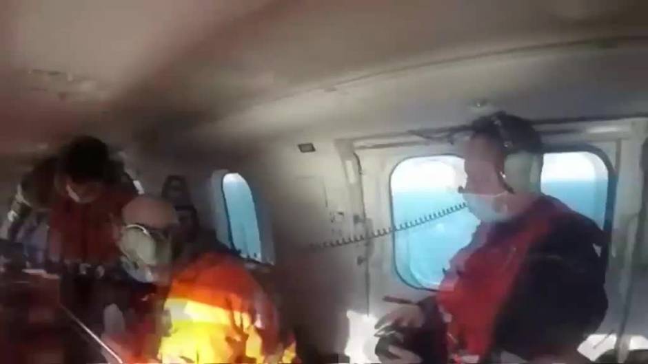 La Marina argentina evacúa de urgencia en helicóptero a un pescador enfermo en alta mar