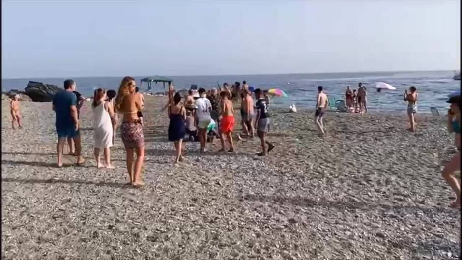 Narco interceptado por bañistas en una playa de Granada