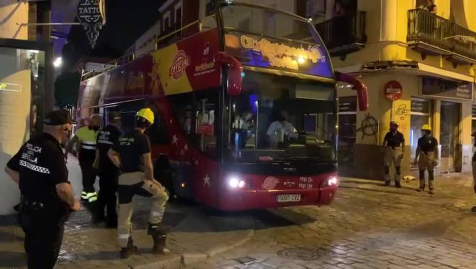 Un autobús se atasca en la esquina de Feria con Conde de Torrejón