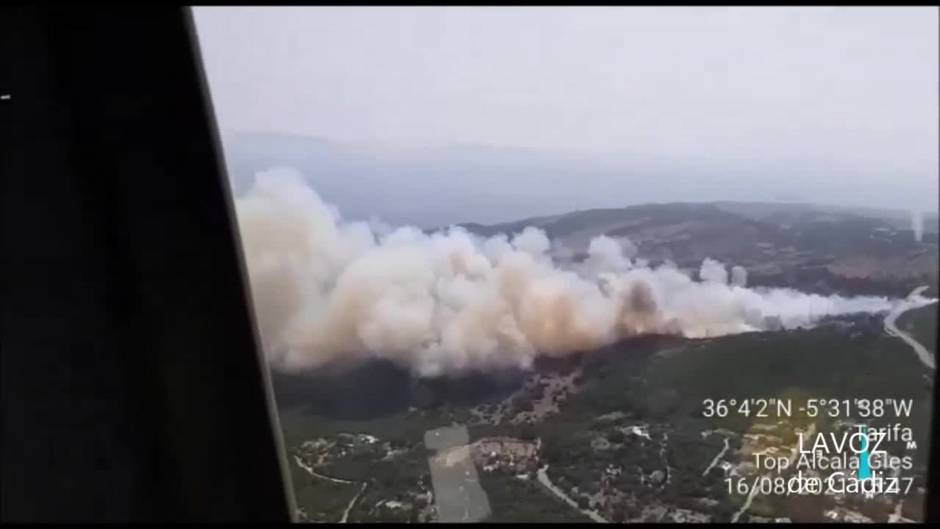 Incendio en Tarifa con viviendas desalojadas en Cuartón Bajo