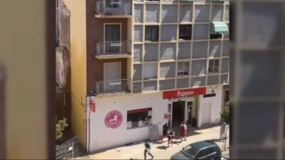 Una excavadora arranca el techo de un supermercado en Segovia