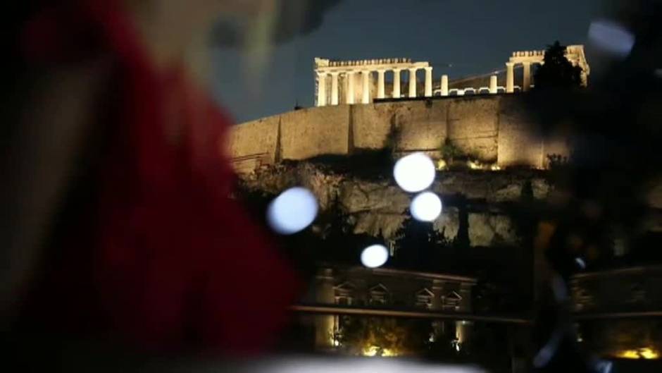 La "luna esturión" de agosto baila sobre la Acrópolis de Atenas en una noche mágica