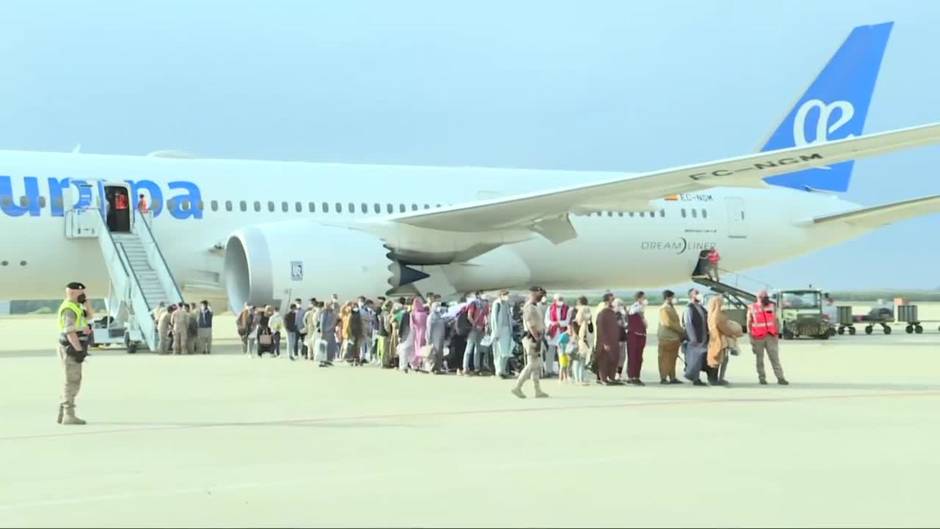 Robles, Darias y Escrivá reciben a 260 personas procedentes de Afganistán