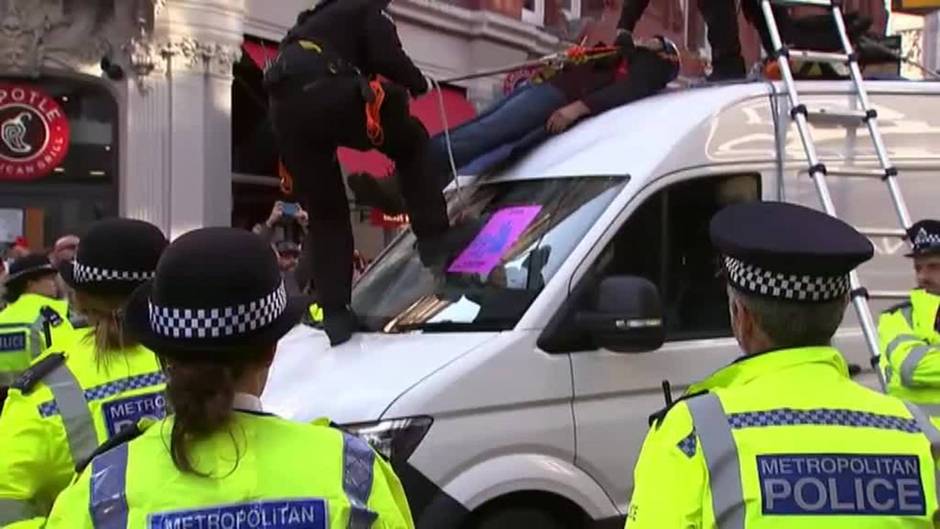 Activistas climáticos cortan el tráfico en Londres encadenándose a un coche