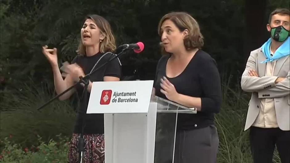Ada Colau es recibida entre silbidos y abucheos en las fiestas de Sans