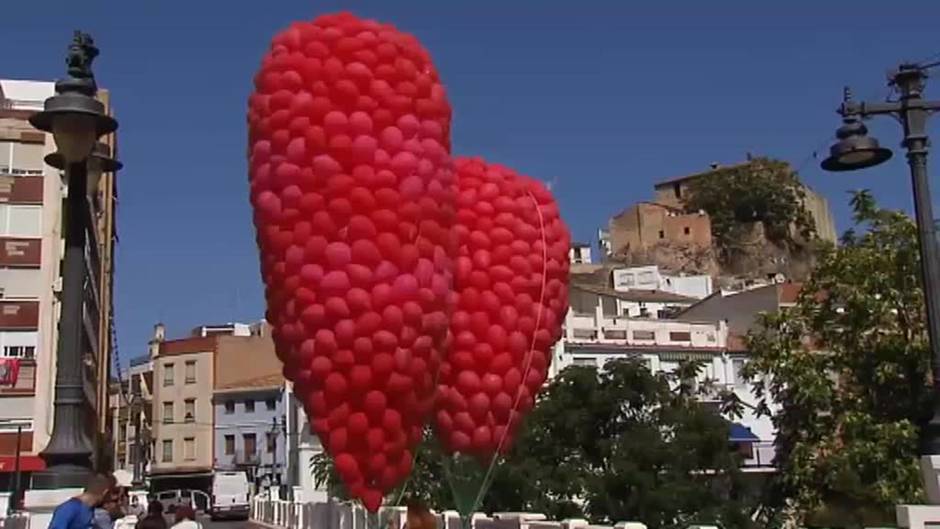 Buñol se tiñe de rojo con 2.000 globos en honor a su Tomatina
