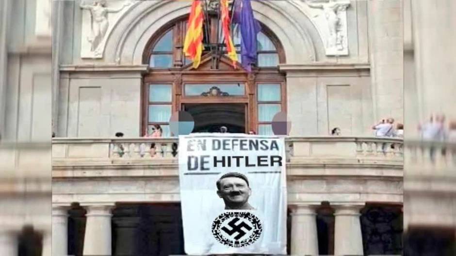 Despliegan una pancarta a favor de Stalin en el balcón del Ayuntamiento de Valencia