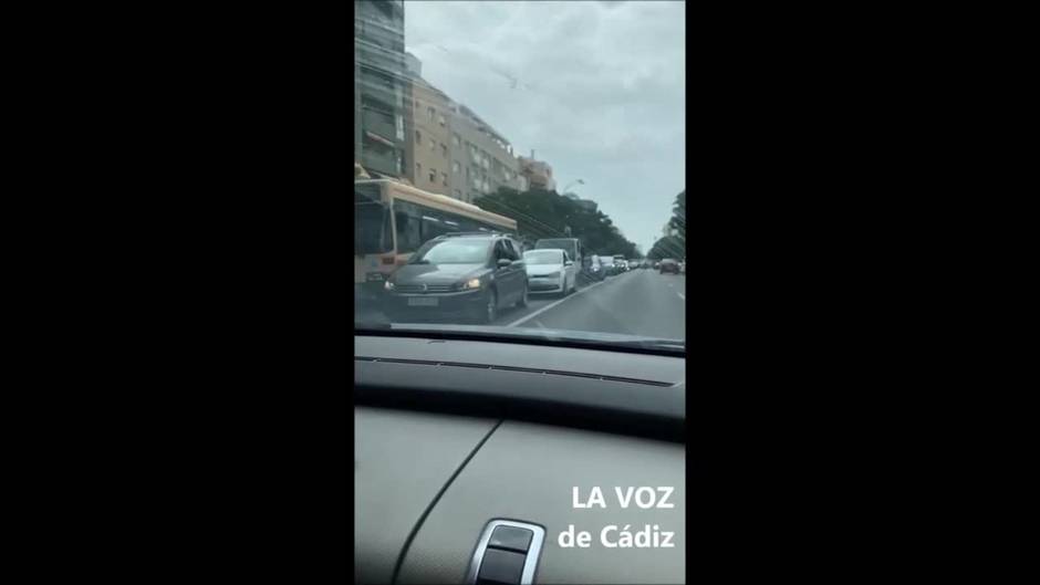 Caravana de coches en la Avenida principal para entrar en Cádiz