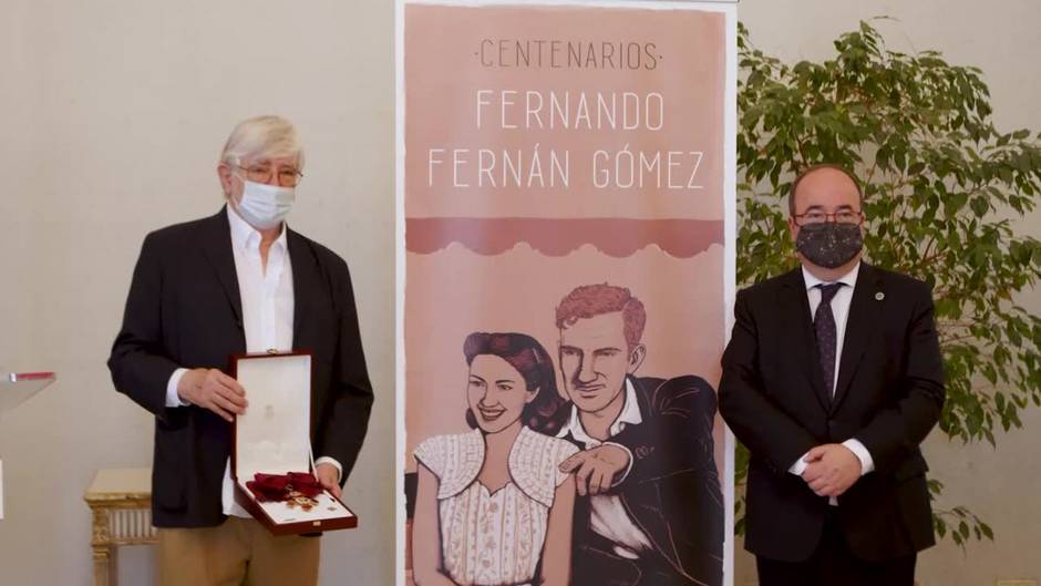 La familia de Fernán Gómez recibe la Gran Cruz de la Orden Civil de Alfonso X