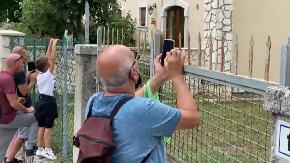 Varias familias italianas se despiertan con dos ciervos en su jardín