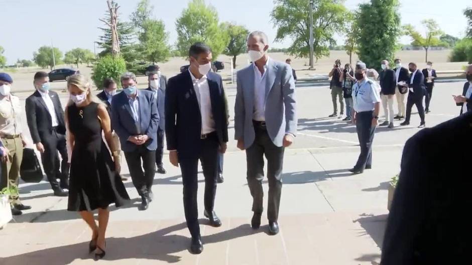 Pedro Sánchez y el rey Felipe VI visitan la base aérea de Torrejón de Ardoz