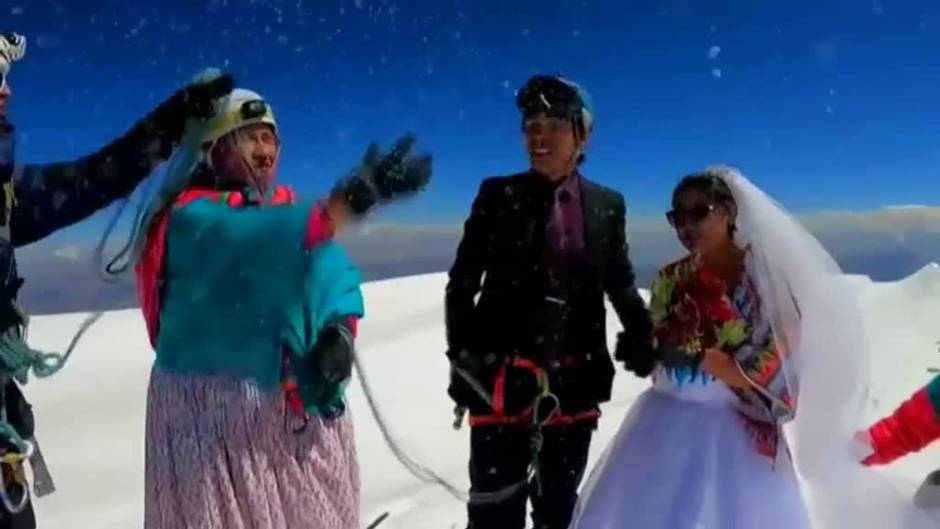 Jhonny Pacheco y Heydi Paco se dan el 'sí quiero' en lo alto del Illimani boliviano