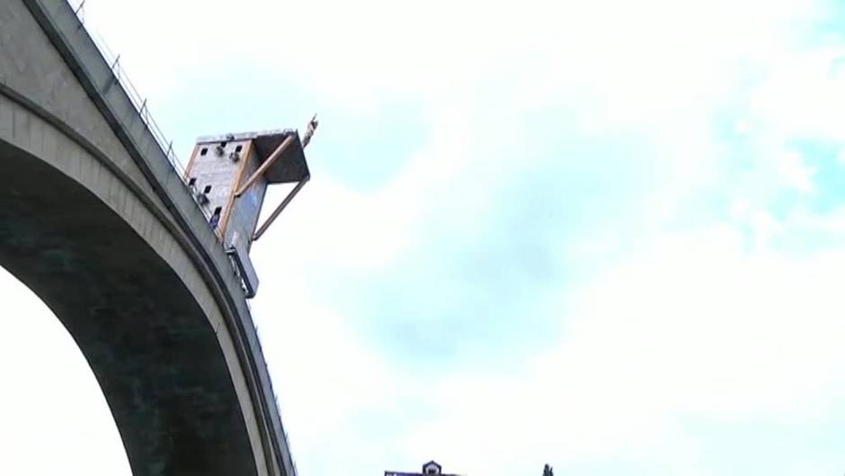 Espectacular campeonato de saltos desde el Puente Viejo de la ciudad bosnia de Mostar