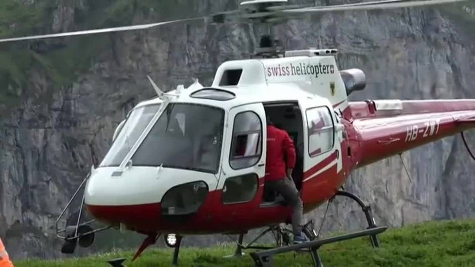 Un helicóptero en Suiza traslada en volandas vacas heridas durante la temporada de pasto