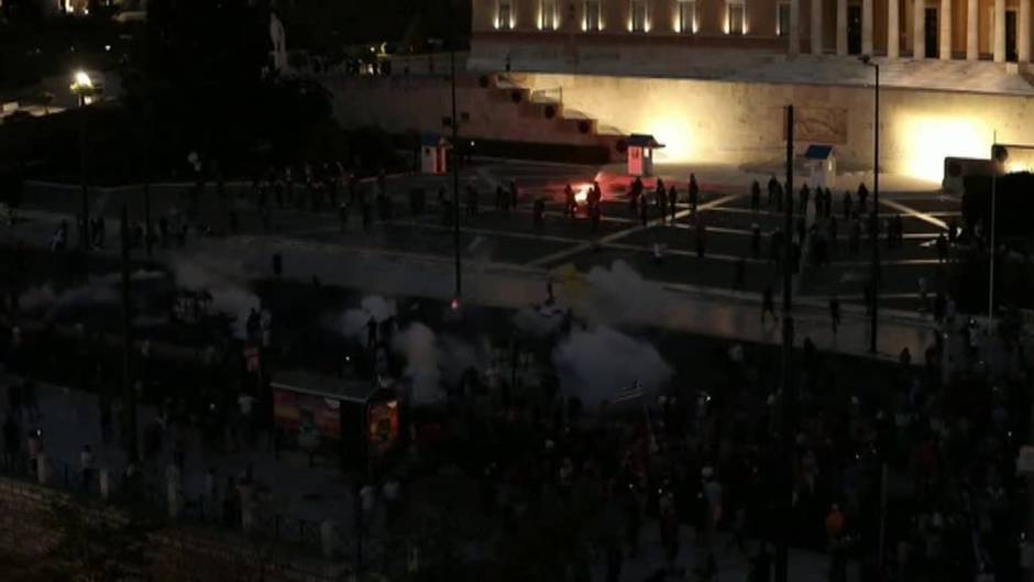 Violentos incidentes en la manifestación negacionista de anoche en Atenas