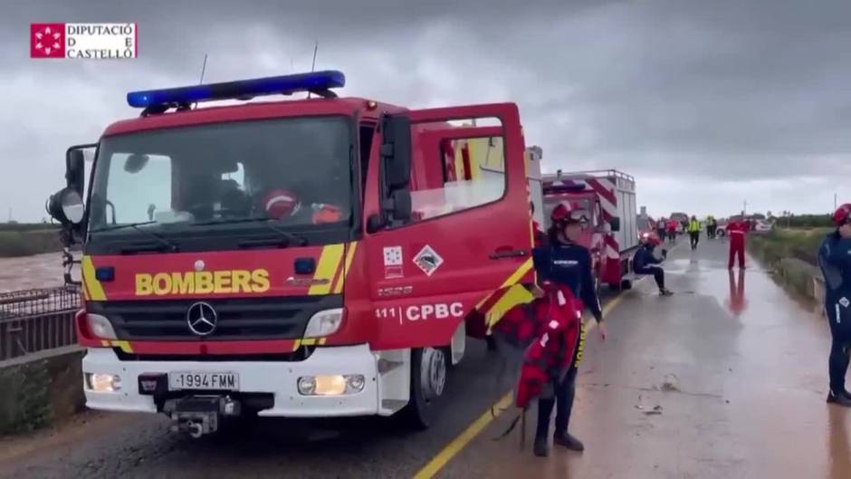 Bomberos rescatan a personas atrapadas por las lluvias en Vinaròs