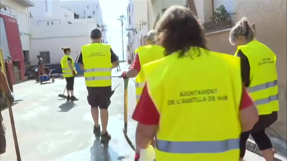 Decenas de voluntarios acuden a echar una mano al desastre de la DANA en Alcanar