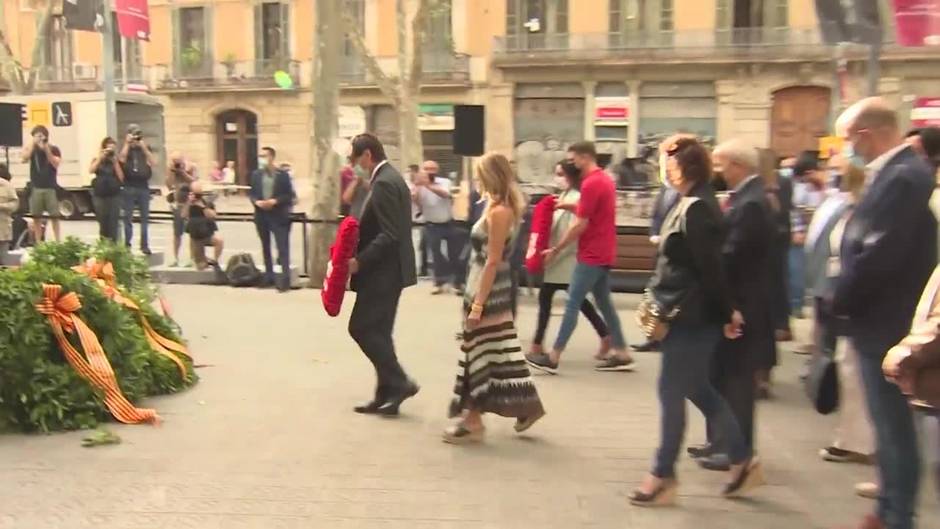 Ofrendas en el monumento de Rafael Casanova por la Diada